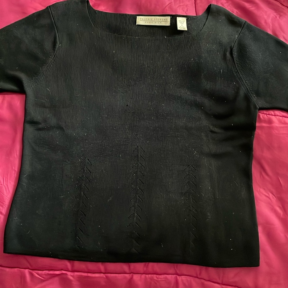 Valerie Stevens pure silk hundred percent silk size medium and it’s a ribbed top